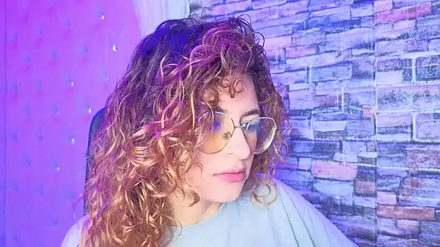 EmiliRouse  online show from 11/06/25, 04:02