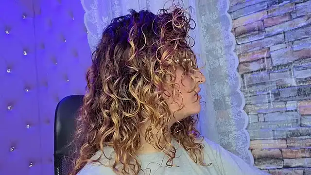 EmiliRouse  online show from 11/25/25, 03:06