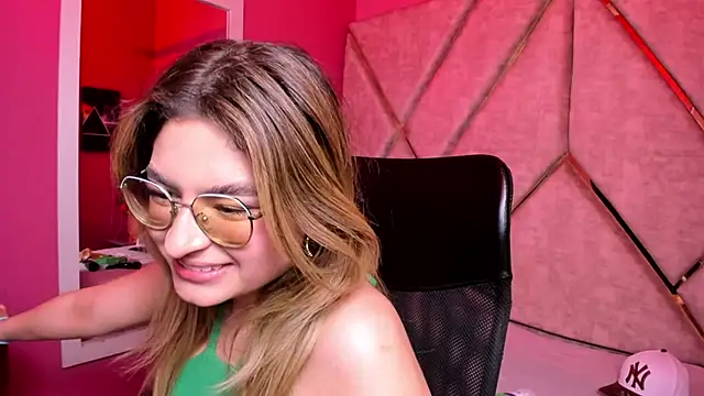 EmiliRouse  online show from 12/05/25, 01:14