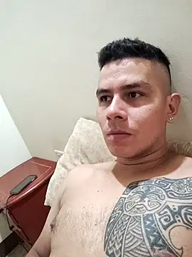 Snapshot of gigant_boy00 chatting on 10/27/25, 01:53 gigant boy00 online show from 10/27/25, 01:53