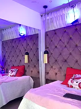 Orianabluee  online show from 12/16/25, 07:30