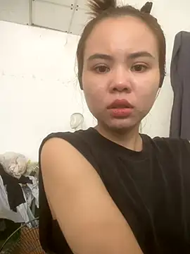 Snapshot of -Hollyy- chatting on 10/19/25, 12:33 -Hollyy- online show from 10/19/25, 12:33