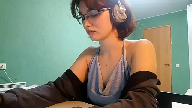 Snapshot of IcyKleys chatting on 10/25/25, 02:35 IcyKleys online show from 10/25/25, 02:35
