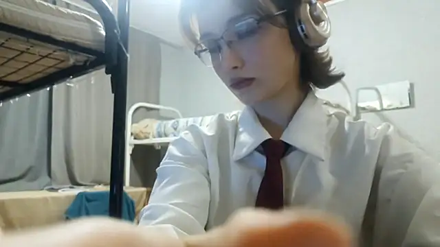 Snapshot of IcyKleys chatting on 10/27/25, 02:10 IcyKleys online show from 10/27/25, 02:10