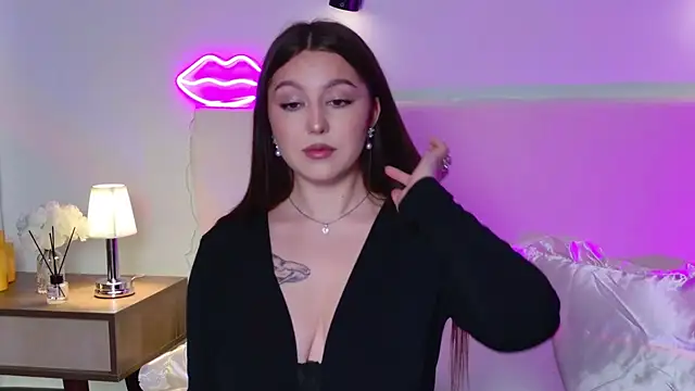 Snapshot of _Tessa_May_ chatting on 10/31/25, 09:27 Tessa May online show from 10/31/25, 09:27