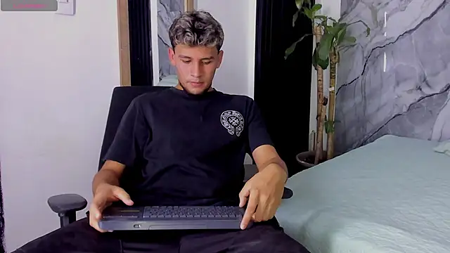 Snapshot of Alan-Smith1 chatting on 11/07/25, 07:47 Alan-Smith1 online show from 11/07/25, 07:47