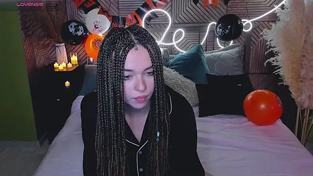 Snapshot of _HypeQueen_ chatting on 10/19/25, 09:48  HypeQueen  online show from 10/19/25, 09:48