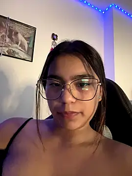 Snapshot of GiaRose- chatting on 10/27/25, 04:05 GiaRose- online show from 10/27/25, 04:05