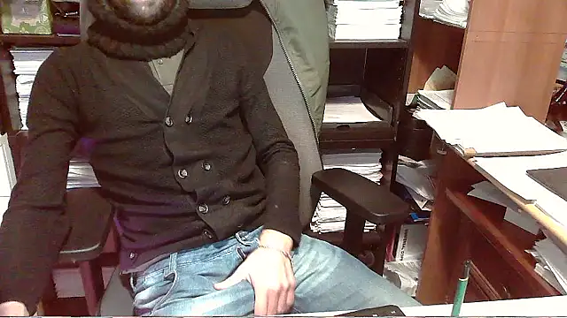 Snapshot of topg84 chatting on 11/06/25, 05:25 topg84 online show from 11/06/25, 05:25