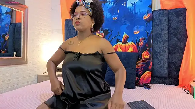 Snapshot of TianaLaRoux chatting on 10/26/25, 11:38 TianaLaRoux online show from 10/26/25, 11:38