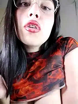 Snapshot of Chinitaaa28 chatting on 10/30/25, 07:32 Chinitaaa28 online show from 10/30/25, 07:32