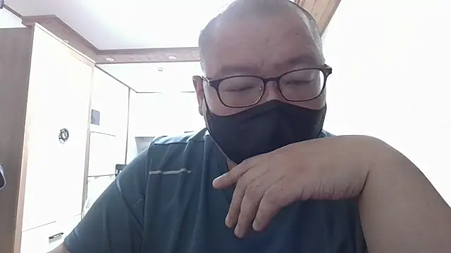 Snapshot of slavezrzl chatting on 10/21/25, 12:17 slavezrzl online show from 10/21/25, 12:17