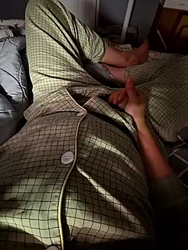 Snapshot of parkpark2 chatting on 12/15/25, 02:10 parkpark2 online show from 12/15/25, 02:10