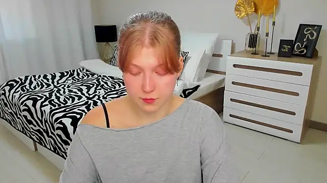 Snapshot of Stella_Light chatting on 10/25/25, 04:20 Stella Light online show from 10/25/25, 04:20