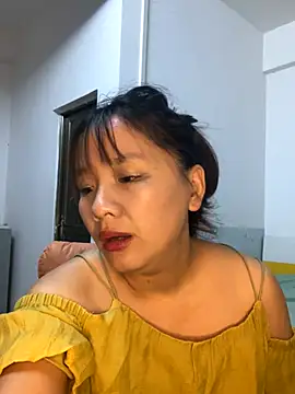Snapshot of yiyi930316 chatting on 10/24/25, 06:21 yiyi930316 online show from 10/24/25, 06:21
