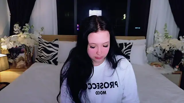 Snapshot of Felicia_Herceg chatting on 11/15/25, 07:32 Felicia Herceg online show from 11/15/25, 07:32