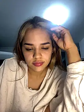 Snapshot of Sara_Diamont chatting on 10/23/25, 02:00 Sara Diamont online show from 10/23/25, 02:00
