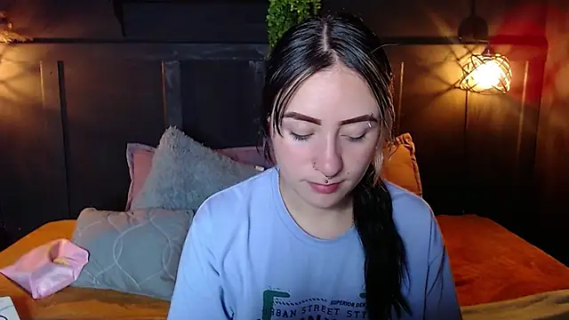 Christine julianne online show from 10/21/25, 07:14