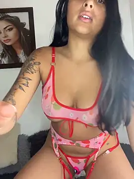 Snapshot of morenaQueen_ chatting on 11/14/25, 08:29 morenaQueen online show from 11/14/25, 08:29