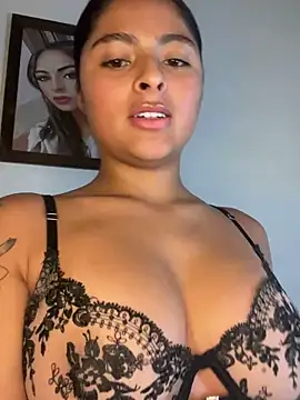 Snapshot of morenaQueen_ chatting on 11/25/25, 08:20 morenaQueen online show from 11/25/25, 08:20