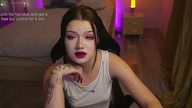 Snapshot of HotMuse chatting on 10/22/25, 07:35 HotMuse online show from 10/22/25, 07:35