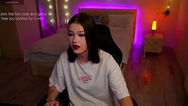 Snapshot of HotMuse chatting on 10/24/25, 07:21 HotMuse online show from 10/24/25, 07:21