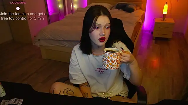 Snapshot of HotMuse chatting on 10/26/25, 07:42 HotMuse online show from 10/26/25, 07:42