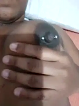 Snapshot of Jennyy31 chatting on 12/15/25, 12:15 Jennyy31 online show from 12/15/25, 12:15