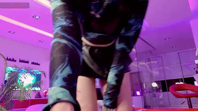 Snapshot of BasslineJunkie chatting on 10/21/25, 07:47 BasslineJunkie online show from 10/21/25, 07:47