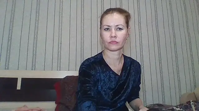 Snapshot of EvelineeX chatting on 10/27/25, 04:00 EvelineeX online show from 10/27/25, 04:00