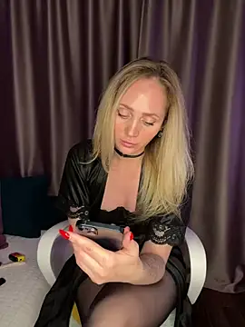 Snapshot of Drink_me_all_up chatting on 11/27/25, 10:01 Drink me all up online show from 11/27/25, 10:01