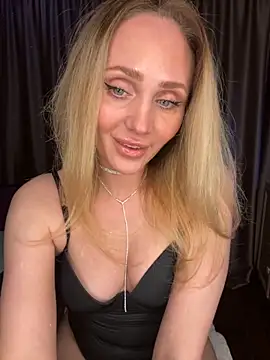 Snapshot of Drink_me_all_up chatting on 12/04/25, 10:18 Drink me all up online show from 12/04/25, 10:18