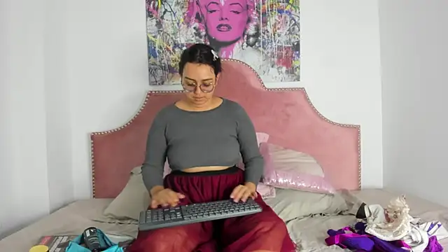 Snapshot of CarmenRed chatting on 10/27/25, 11:14 CarmenRed online show from 10/27/25, 11:14
