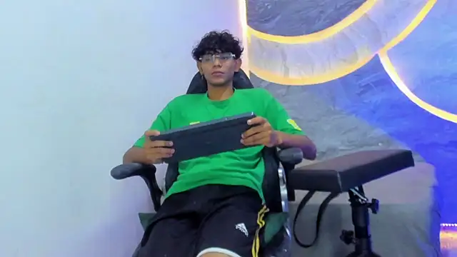 Snapshot of Sex_Boy_33_ chatting on 10/28/25, 04:49 Sex Boy 33 online show from 10/28/25, 04:49