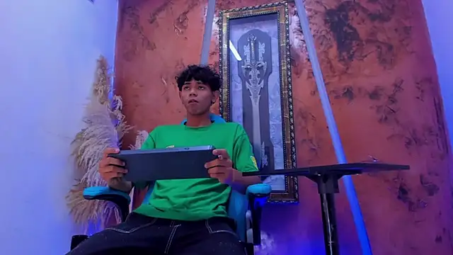 Snapshot of Sex_Boy_33_ chatting on 10/30/25, 04:47 Sex Boy 33 online show from 10/30/25, 04:47