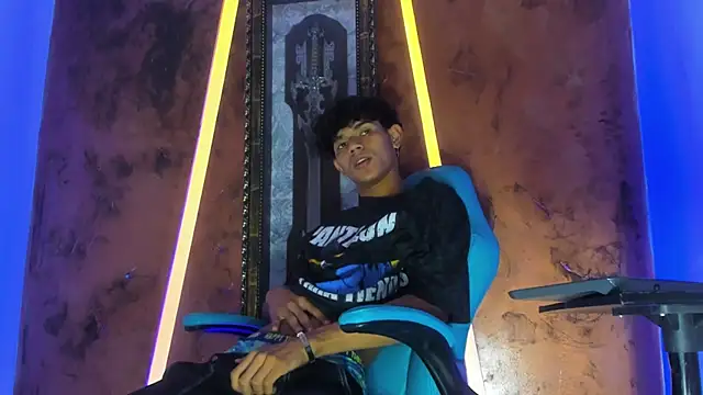 Snapshot of Sex_Boy_33_ chatting on 10/31/25, 04:35 Sex Boy 33 online show from 10/31/25, 04:35