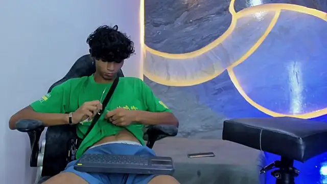 Snapshot of Sex_Boy_33_ chatting on 11/02/25, 03:42 Sex Boy 33 online show from 11/02/25, 03:42