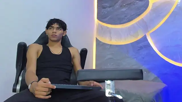 Snapshot of Sex_Boy_33_ chatting on 11/10/25, 04:11 Sex Boy 33 online show from 11/10/25, 04:11