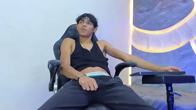 Snapshot of Sex_Boy_33_ chatting on 11/13/25, 03:27 Sex Boy 33 online show from 11/13/25, 03:27