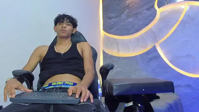 Snapshot of Sex_Boy_33_ chatting on 11/14/25, 03:49 Sex Boy 33 online show from 11/14/25, 03:49