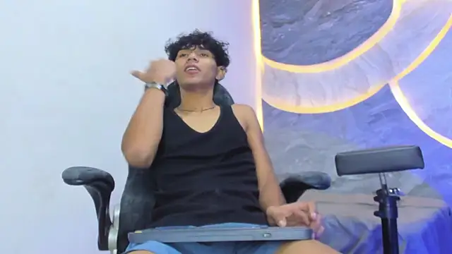 Snapshot of Sex_Boy_33_ chatting on 11/15/25, 06:11 Sex Boy 33 online show from 11/15/25, 06:11