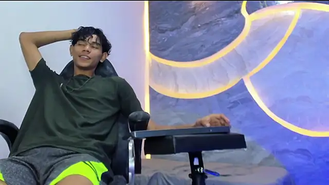 Snapshot of Sex_Boy_33_ chatting on 11/18/25, 04:17 Sex Boy 33 online show from 11/18/25, 04:17