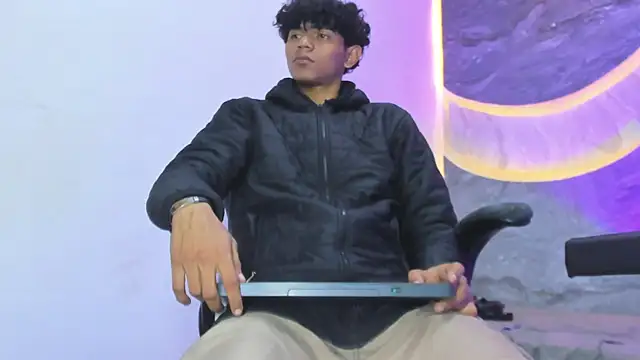 Snapshot of Sex_Boy_33_ chatting on 11/20/25, 04:45 Sex Boy 33 online show from 11/20/25, 04:45