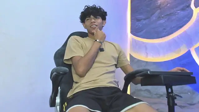 Snapshot of Sex_Boy_33_ chatting on 11/21/25, 04:33 Sex Boy 33 online show from 11/21/25, 04:33