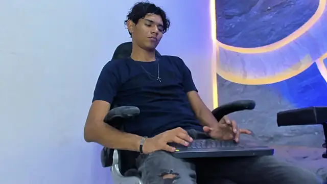 Snapshot of Sex_Boy_33_ chatting on 11/22/25, 04:11 Sex Boy 33 online show from 11/22/25, 04:11