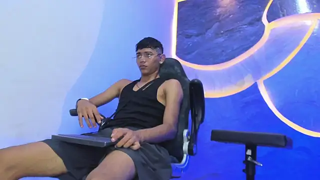 Snapshot of Sex_Boy_33_ chatting on 11/23/25, 05:07 Sex Boy 33 online show from 11/23/25, 05:07