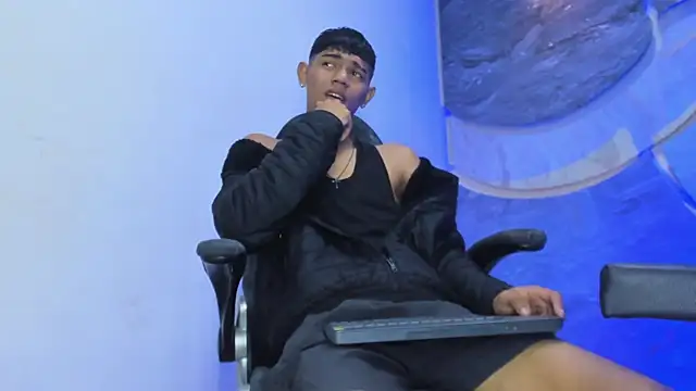 Snapshot of Sex_Boy_33_ chatting on 11/24/25, 04:56 Sex Boy 33 online show from 11/24/25, 04:56