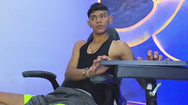 Snapshot of Sex_Boy_33_ chatting on 11/25/25, 05:29 Sex Boy 33 online show from 11/25/25, 05:29