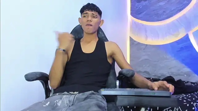 Snapshot of Sex_Boy_33_ chatting on 12/14/25, 06:30 Sex Boy 33 online show from 12/14/25, 06:30