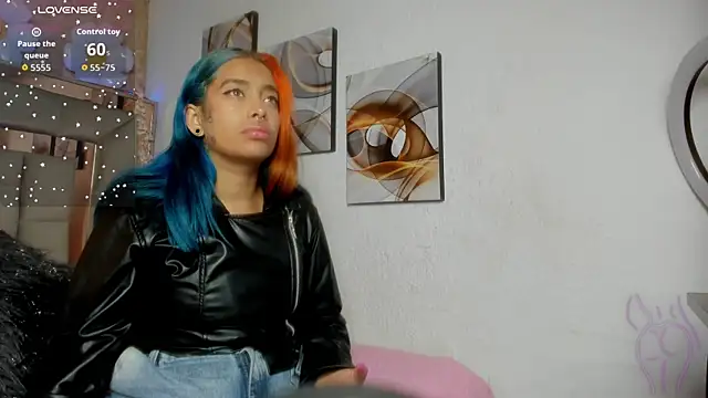 Snapshot of Cristall_ravven chatting on 11/10/25, 01:32 Cristall ravven online show from 11/10/25, 01:32